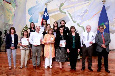 La VID realizó un reconocimiento a doce de sus profesionales que llevan más de diez años de servicio en la Universidad de Chile, posibilitando el fomento y desarrollo de iniciativas orientadas a la generación y transferencia de conocimiento.