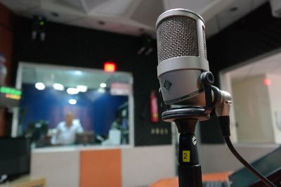 Mario Amorós agregó que en Chile “se concentró la prensa de los medios del duopolio, en la prensa escrita, en los grandes grupos de radio y en la televisión”.