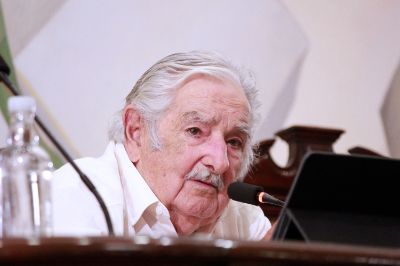"Yo estuve muchos años condenado a la soledad. No se queden solos, júntense, porque no somos una piedra, somos una cosa que nace, y se mueve, y siente, y sufre, y llora, y sueña", declaró Mujica.