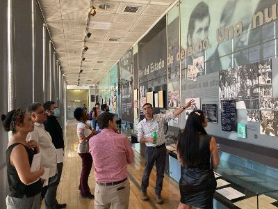 La comitiva internacional de AUGM ingresó al edificio del Museo, en donde visualizaron las diversas exposiciones dispuestas en el sitio de memoria.