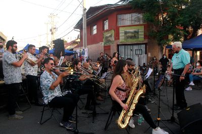El martes 24 de enero a partir de las 19:30 horas en la explanada de la Plaza Arturo Prat de Pichilemu se presentará la agrupación musical “La Chile Big Band”.