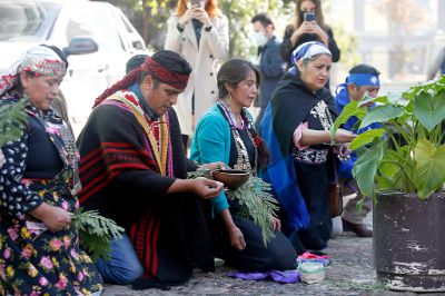 “En este caso, la Universidad de Chile nos invita a una semana del pueblo mapuche y no a un día como está marcado en el calendario", agrega Angélica Curihuinca.