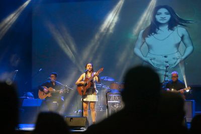 La antesala de la presentación central, estuvo a cargo de la artista local Mari Ajo, cantautora rancagüina independiente.