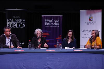 Enriqueciendo  la celebración y la discusión en el panel, Pilar Barba abordó la importancia de ampliar la llegada del pensamiento que se origina en la Universidad de Chile a través de medios como Palabra Pública.