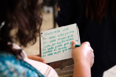 Las y los asistentes tuvieron la oportunidad de escribir mensajes y agradecimientos al legado de Gabriela Mistral en el país.
