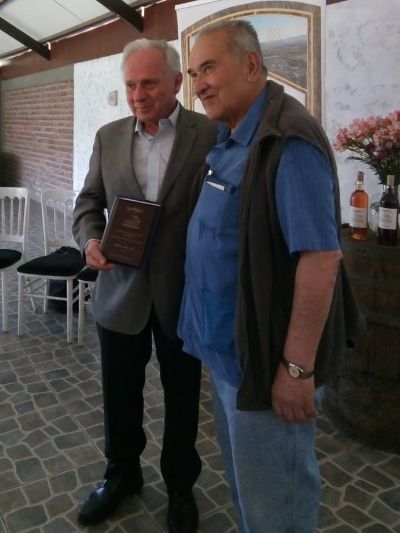El decano Roberto Neira recibe un reconocimiento de manos del Presidente de la Asociación de Chacoliceros de Doñihue, Sr. Leopoldo Carreño.