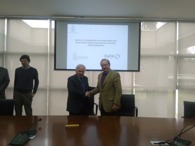 El Decano de la Facultad de Ciencias Agronómicas, Dr. Roberto Neira, y el representante del directorio de Centro Tecnológico de Innovación Alimentaria (CeTA), Sr. Jaime Bellolio.