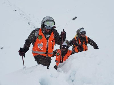 Los equipos de rescate esperan mejores condiciones climáticas para rastrear en las zonas más complejas. 