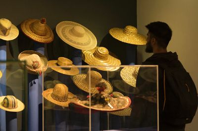 Durante las dos jornadas del Día del Patrimonio Cultural se llevará a cabo una visita guiada por la exposición "Traje e Indumentaria Latinoamericana". 