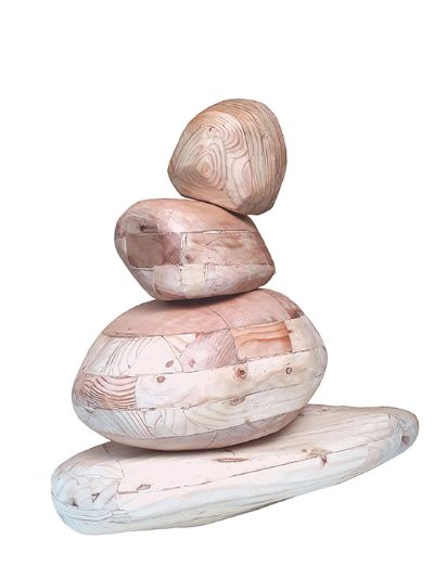 Soledad Omeñaca, presenta "Sólido Equilibrio", consistente en un conjunto de tres piezas de madera sólidas, conectadas entre sí por elementos de bronce.