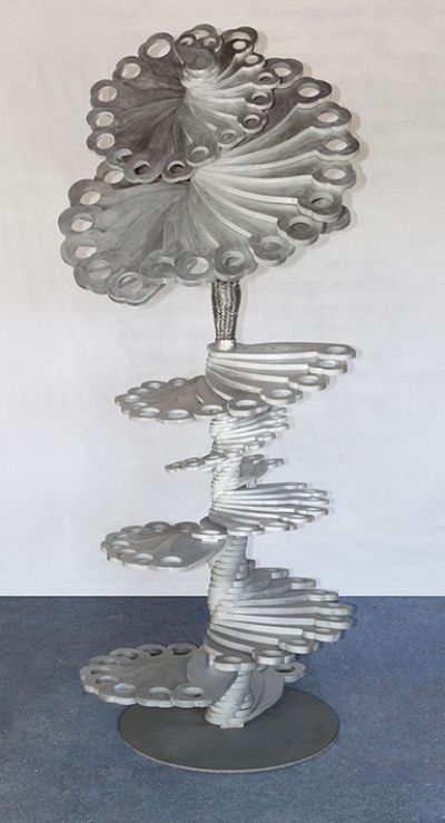 Soledad Chadwick, presenta "Espiral Cósmica", realizada con módulos fabricados en aluminio con corte láser.