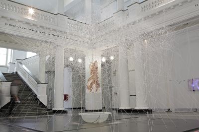 Norma Ramírez expone la obra "Piel", realizada con cuerda poliéster, tela, algas bordadas, un sistema hidráulico, resina poliéster cristal, agua de mar e iluminación.
