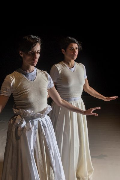 La obra de danza contemporánea será interpretada por las académicas Daniela Marini y Claudia Vicuña, del Depto. de Danza. Crédito fotos Patricio Melo  - GAM