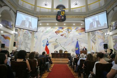 En el marco de la crisis que afecta al país, la U. de Chile conmemoró su aniversario con una ceremonia oficial en el Salón de Honor.