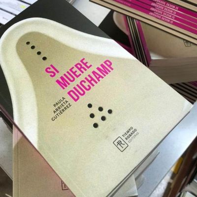 "Si muere Duchamp" es el título de la primera edición del programa y se inspira en la obra prima de la artista y académica Paula Arrieta.