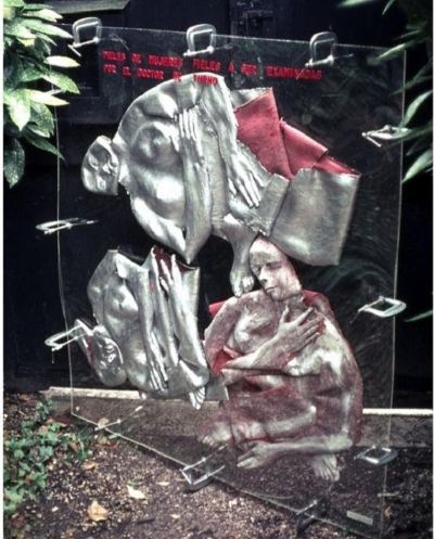 Obra "Pieles de mujeres fieles a ser examinadas por el doctor de turno" (1966) del proyecto "Mujer en obra: dimensio&#769;n femenina de la escultura (1959-1975)"