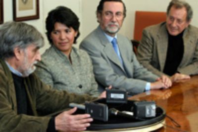 En la fotografía el galardonado Guillermo Núñez, junto a la ministra Yasna Provoste; el Rector Víctor Pérez Vera y el pintor Mario Toral.