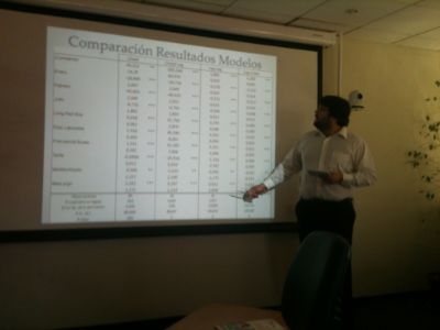 Juan Andrés Cavada explicando su trabajo