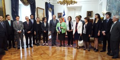 Representantes de la Facultad de todos los estamentos junto a la Presidenta Bachelet. 