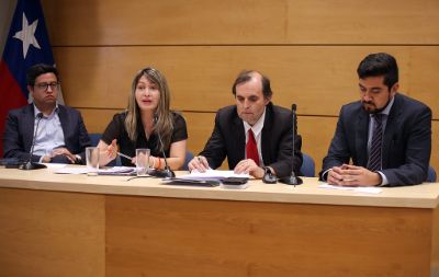 El panel compuesto por Gonzalo Medina, Verónica Rosenblut, y Alejandro Hevia abordó aspectos penales y técnicos de la nueva legislación.