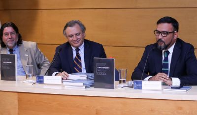 En la presentación realizada en nuestra Facultad, el Decano Ruiz-Tagle destacó la manera en que el libro aborda diversas temáticas jurídicas.