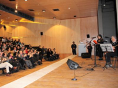 La música estuvo a cargo de Marta Contreras, cantautora chilena quien junto al guitarrista Juan Silva interpretaron obras de Gabriela Mistral.