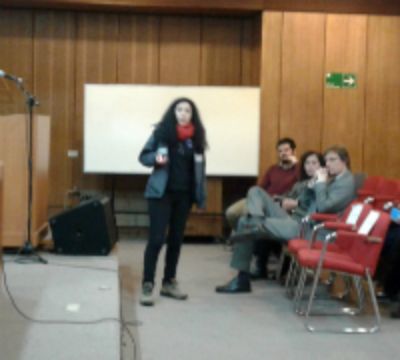 Roxana Álvarez explicó a los asistentes al Seminario la realidad del trabajo y las presiones a las que están sometidos los primeros respondedores del COE.