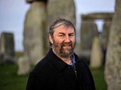 Mike Parker Pearson es un arqueólogo de origen inglés, profesor del Instituto de Arqueología de la University College London y autor de diversos libros.