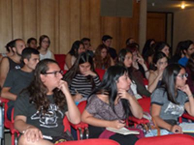 La actividad fue organizada por el proyecto FONDECYT Regular 1170417 y el Núcleo de Estudios Críticos de la Diversidad de la Universidad de Chile, integrado por académicos del área de Trabajo Social.