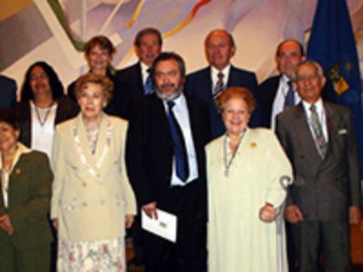 Raúl Urzúa, profesor emérito de la U. de Chile, es quien se encuentra en tercer lugar en la segunda fila de izquierda a derecha.