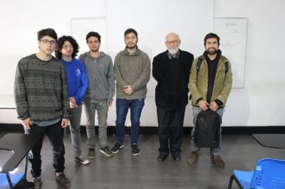 El profesor Andrade junto a un grupo de estudiantes del curso de Geomorfología en FAU