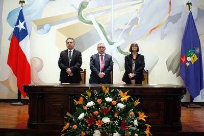El Rector Ennio Vivaldi encabezó la ceremonia oficial de aniversario de la U. de Chile, junto al Prorrector de la U. de Chile, Rafael Epstein y la vicerrectora de Asuntos Académicos, Rosa Devés.