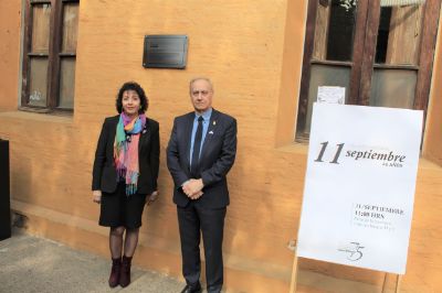 El Patio de la Memoria y su placa conmemorativa fueron inaugurados por el Decano Manuel Amaya y la Vicedecana (s) María Victoria Soto. 