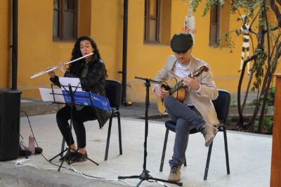 Los músicos Patricio Nuño y Natalia Martorell interpretaron el El Derecho de Vivir en Paz y Manifiesto de Víctor Jara.