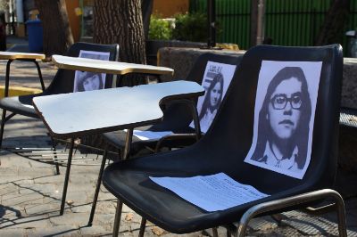 Los estudiantes de la Fau realizaron diversas intervenciones. En la imagen sillas con las fotos e historia de las estdudiantes detenidas desaparecidas de la Universidad de Chile.
