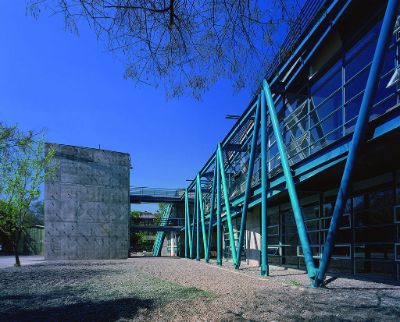El arquitecto Juan Sabbagh fue el arquitecto del edificio de la Escuela de Diseño de la Facultad de Arquitectura y Urbanismo de la Universidad de Chiole, de 1997, con una superficie de 2.240 km2.