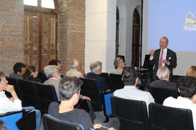 Lord Best participó en diversos conversatorios y reuniones técnicas organizados por Rectoría y la FAU con el objeto de enriquecer el debate y propuestas sobre habitabilidad y adultos mayores.