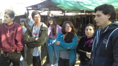 Estudiantes junto al encargado de Prodesal La Pintana en la visita a los usuarios del programa de la comuna.