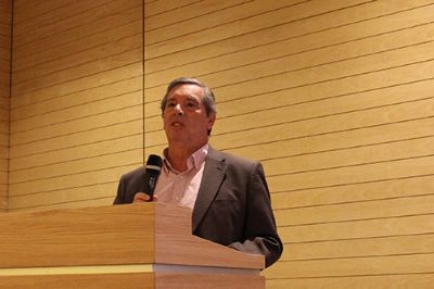 Prof. Carlos Ruiz Schneider, decano de la Facultad de Filosofía y Humanidades de la U. de Chile.