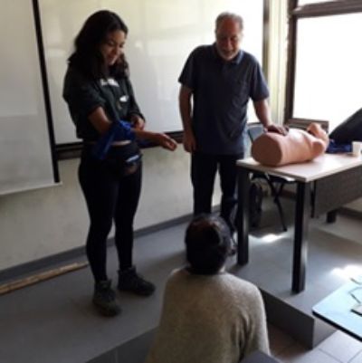 Alumnas practicando vendajes y respiración cardiopulmonar  con Enfermero Universitario Alejandro Espinoza Caro