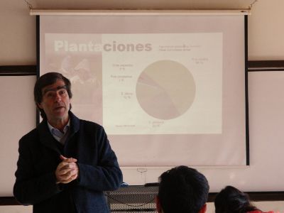 El presidente de la Corporación Chilena de la Madera, Juan José Ugarte ante alumnos de la carrera de ingeniería forestal de la Universidad de Chile.