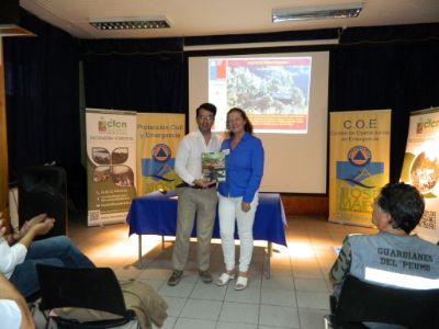 Profesora Rose Marie Garay entregó libro del proyecto al Alcalde de la Ilustre Municipalidad de San José de Maipo, Sr. Luis Pezoa