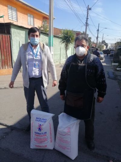 Vecinas y vecinos de La Pintana se preocupan de apoyar a las personas que están contagiadas con COVID-19 llevándoles alimentos para que no salgan de sus hogares.