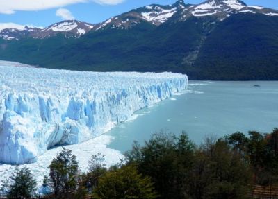 El Cambio Climático está generando la contracción de la criósfera, es decir, el derretimiento de los cuerpos de hielo, como en la Antártica, los volcanes y los glaciares, por ejemplo.