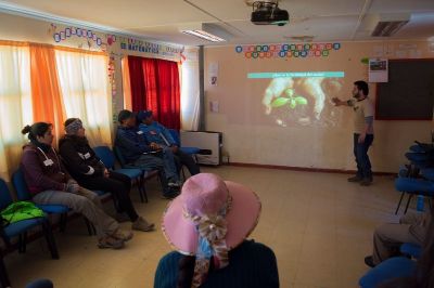 El equipo de Alto Andino genera espacios de reflexión y educación con los pueblos indígenas sobre servicios ecosistémicos y sustentabilidad, entre otros temas que representan problemáticas para la com