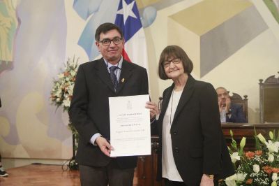 Decano Horacio Bown y la rectora de la U. de Chile, Rosa Devés en la ceremonia oficial del aniversario de los 180 años de la Casa de Estudios.