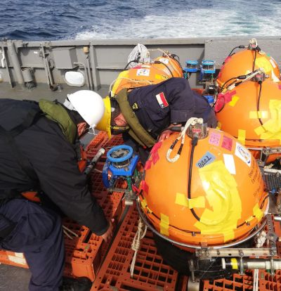 Sismómetros oceánicos sometidos a chequeos técnicos, tras su rescate desde el fondo marino.
