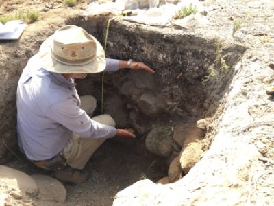 Gabriel Easton realizando una exploración en el sitio arqueológico Zapatero, Región de Antofagasta