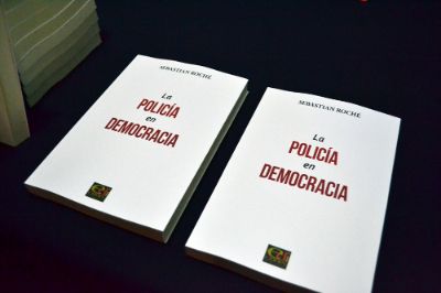 El libro La policía en democracia está a la venta en librerías como la Feria Chilena del Libro, Antártica, la librería del GAM y Recoletras.