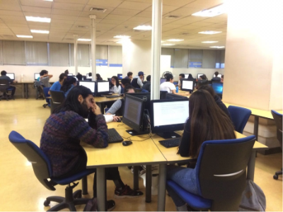 Estudiantes de nuevo ingreso 2019 respondiendo el TESTDE en los laboratorios del CEC, durante el día 25 de abril.